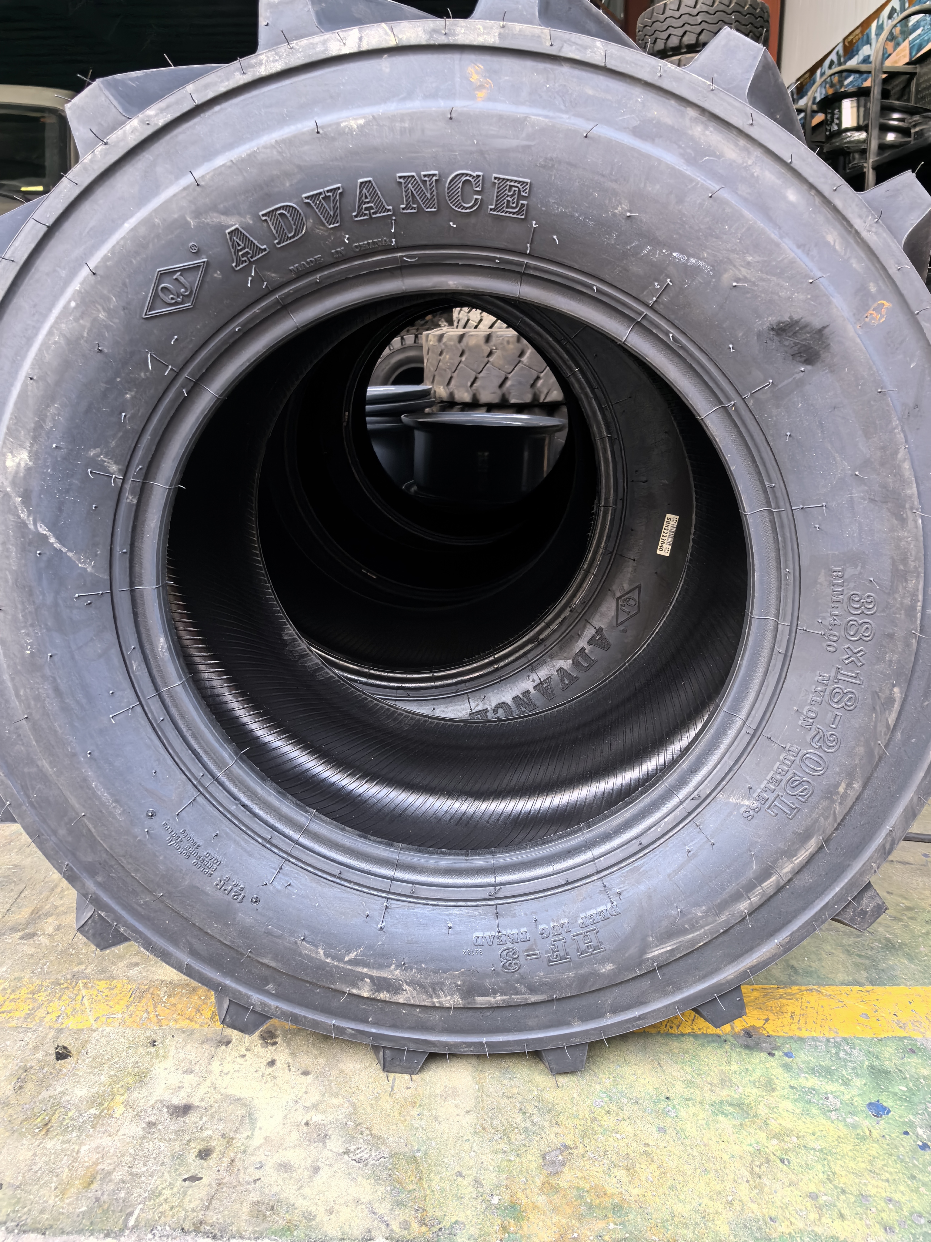 شراكة مع عميل دبي للتقدم HF-3 38 × 18-20 إطارات العشب